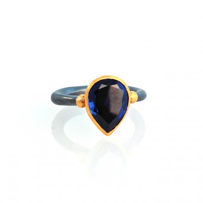 monolith sapphire ring with two gold 24k balls around